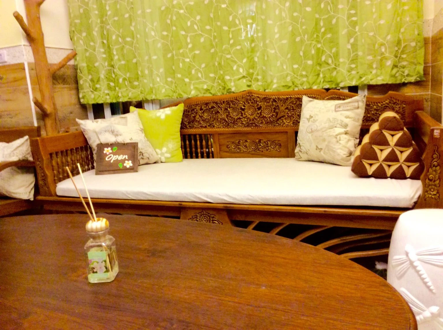 金門老柚木民宿 質感花磚與南洋風美景藝廊 1：質感手工柚木家具與復刻花磚空間