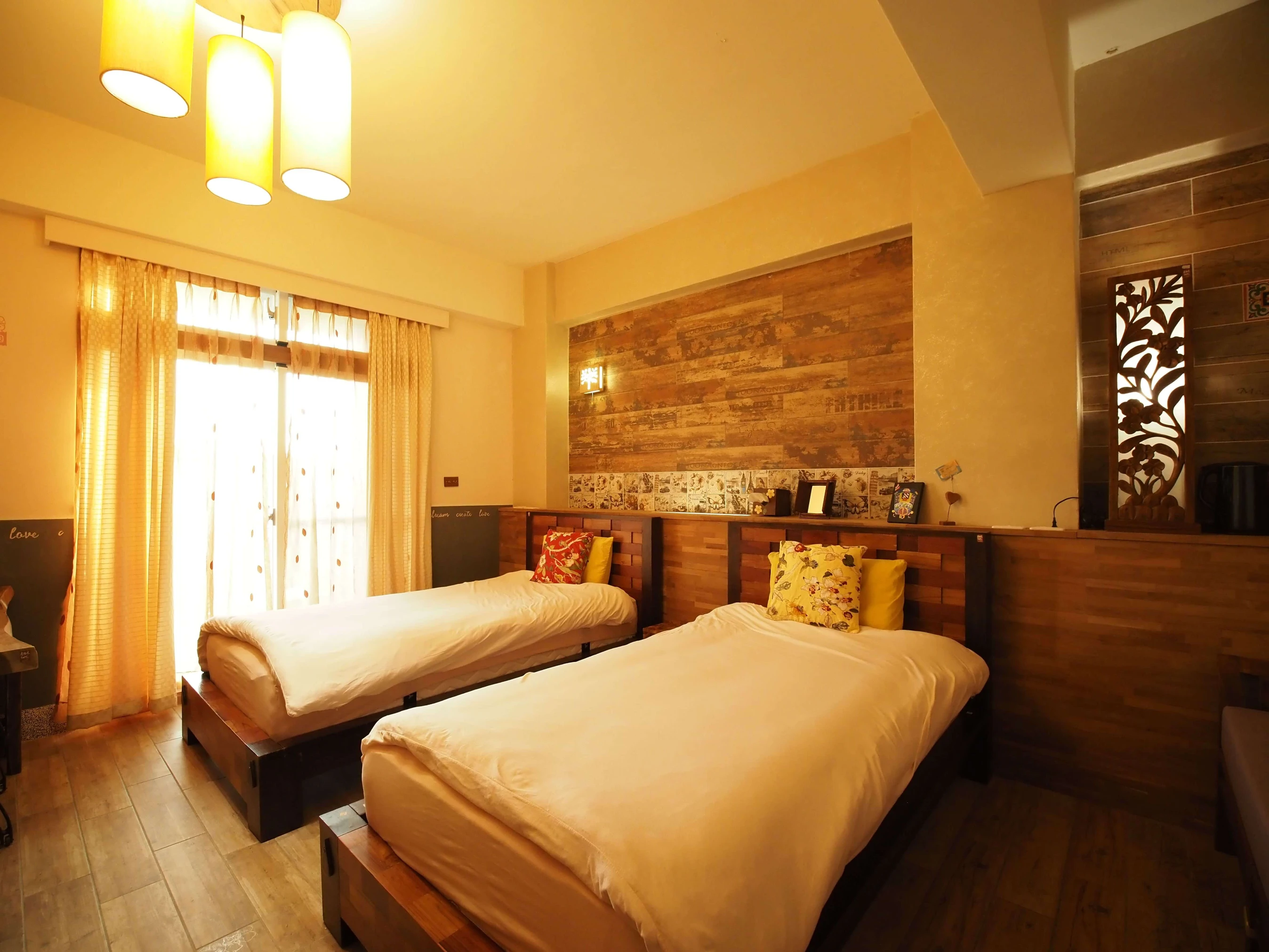 金門老柚木民宿 - 金門特色民宿 旅行ing雙床房 - 空間展示 1：質感手工柚木家具與復刻花磚空間