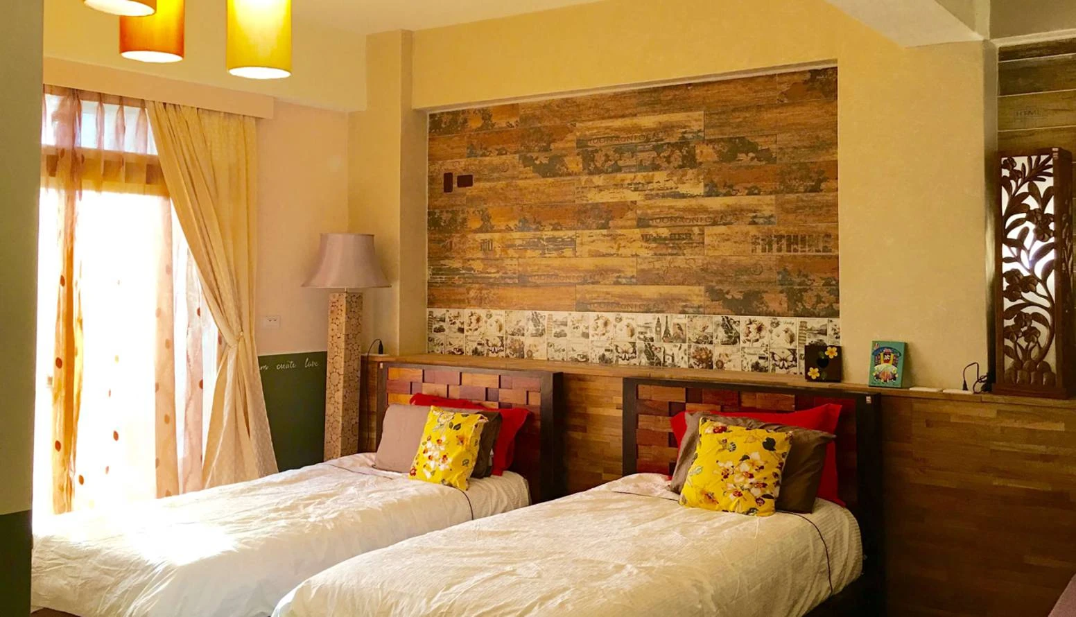 金門老柚木民宿 - 金門特色民宿 旅行ing雙床房 - 空間展示 3：質感手工柚木家具與復刻花磚空間