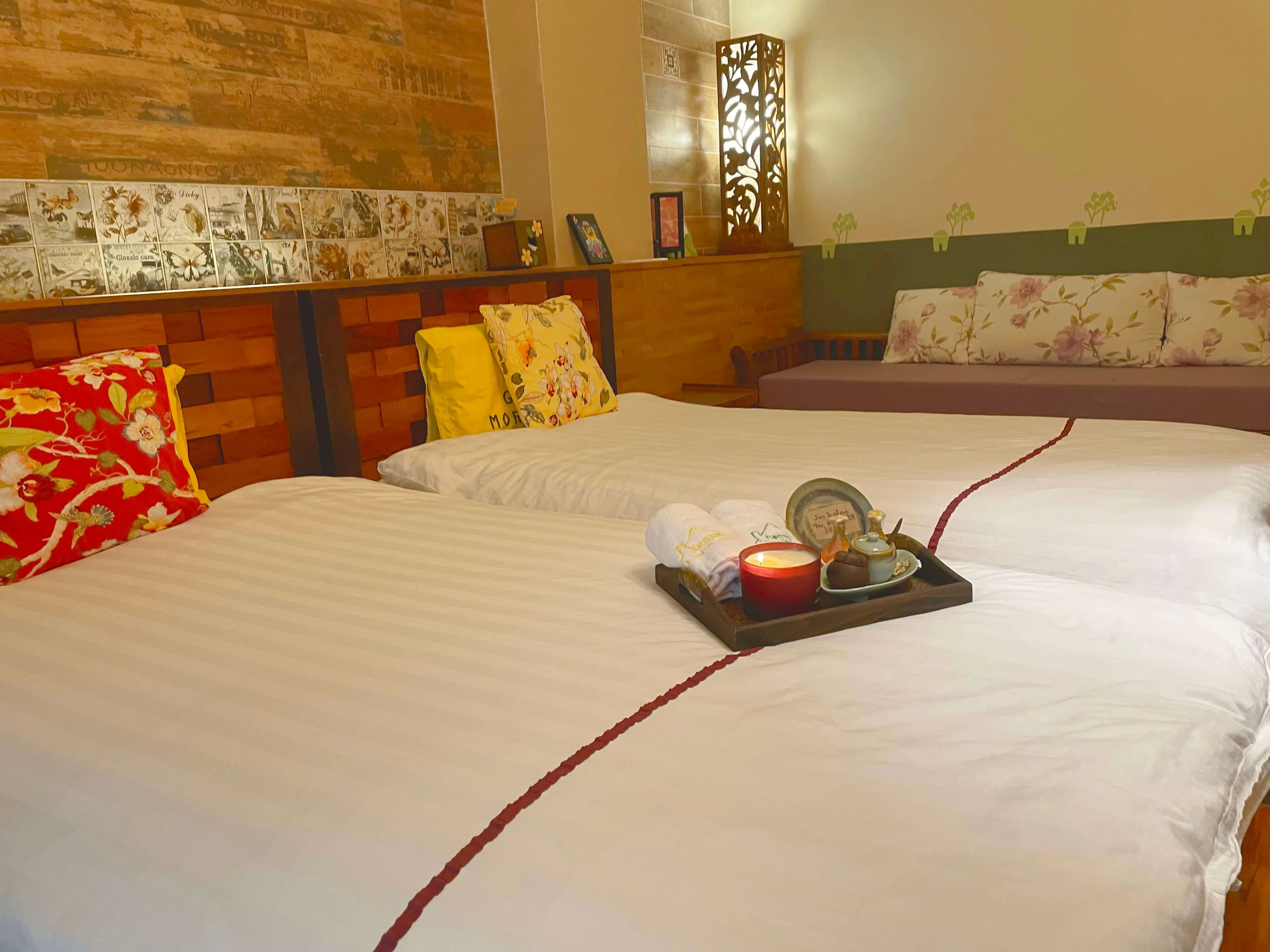 金門老柚木民宿 - 金門特色民宿 旅行ing雙床房 - 空間展示 4：質感手工柚木家具與復刻花磚空間