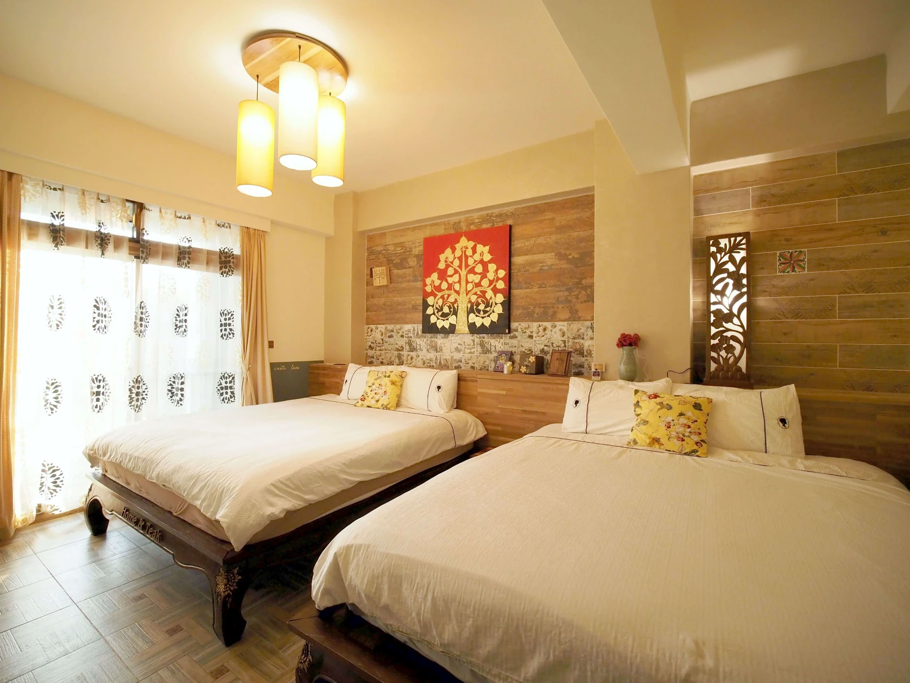 金門老柚木民宿 - 金門特色民宿 微光豪華四人房 - 空間展示 2：質感手工柚木家具與復刻花磚空間