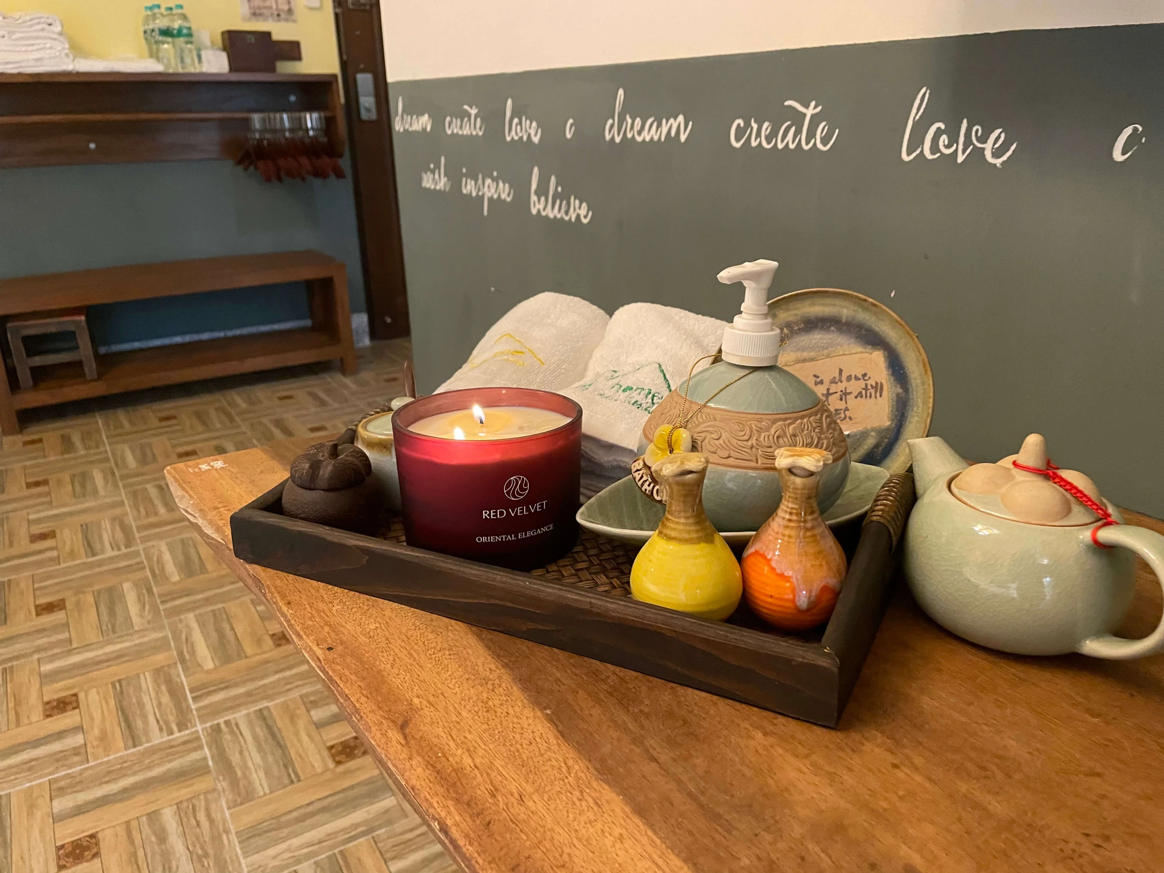 金門老柚木民宿 - 金門特色民宿 微光豪華四人房 - 空間展示 3：質感手工柚木家具與復刻花磚空間