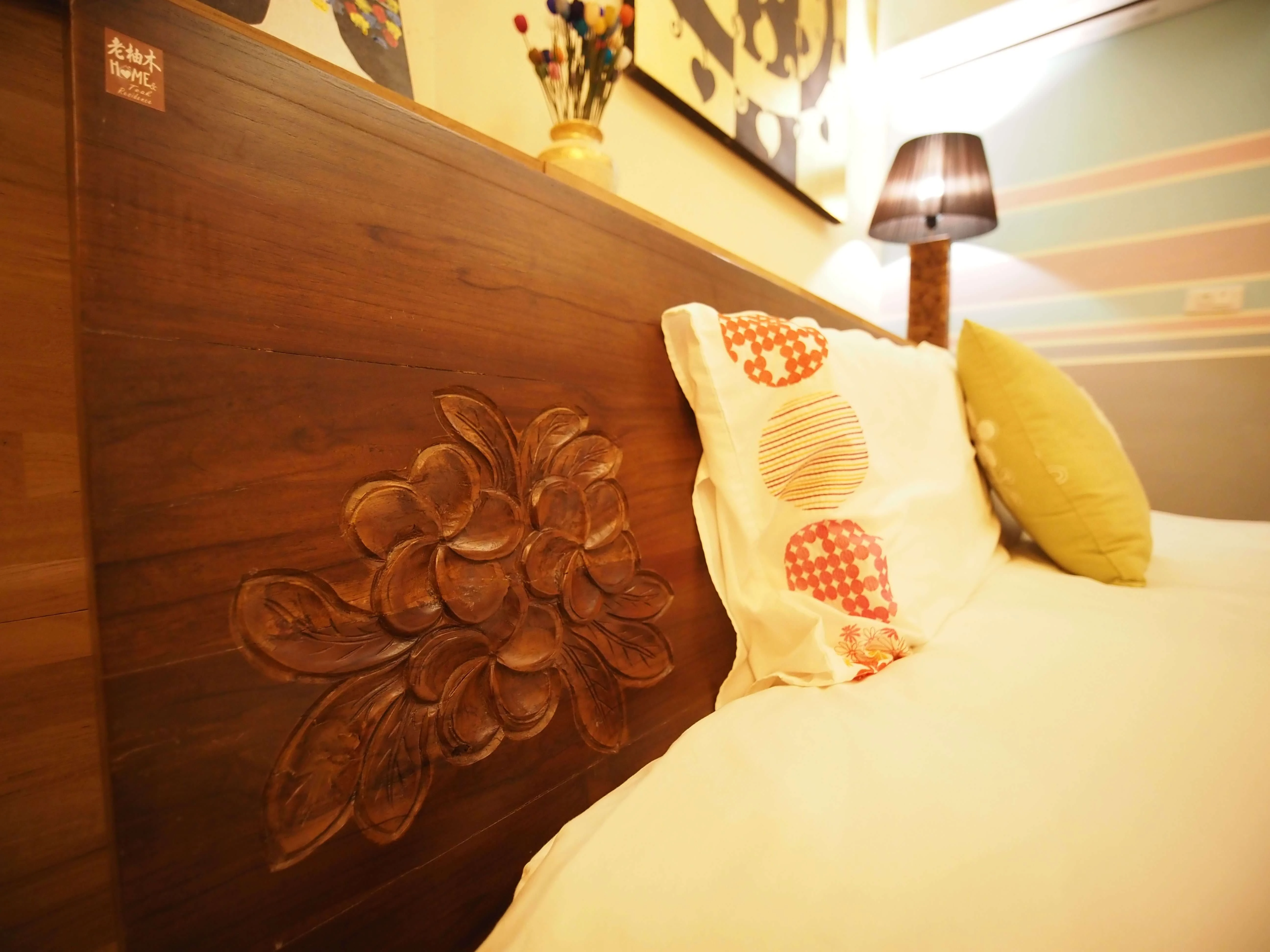 金門老柚木民宿 - 金門特色民宿 月光豪華大床房 - 空間展示 1：質感手工柚木家具與復刻花磚空間