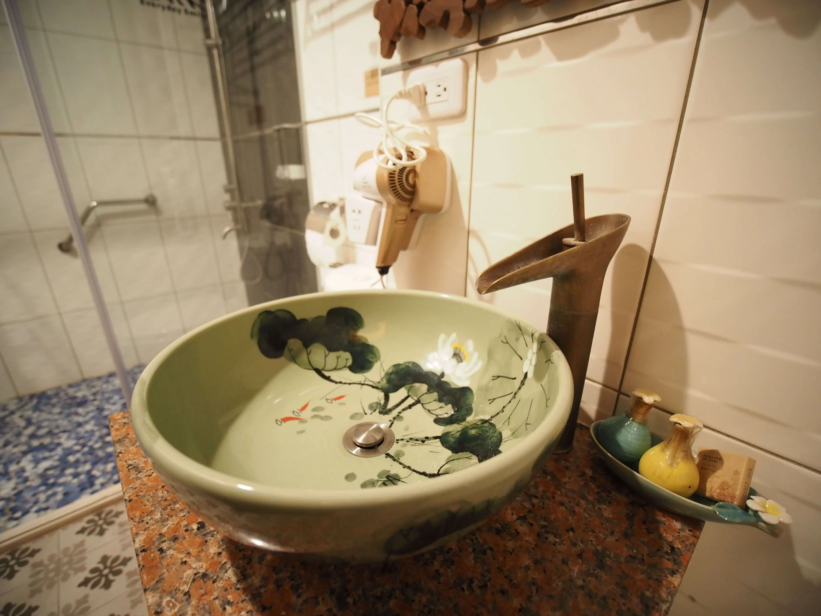 金門老柚木民宿 - 金門特色民宿 標準雙床房 - 空間展示 2：質感手工柚木家具與復刻花磚空間