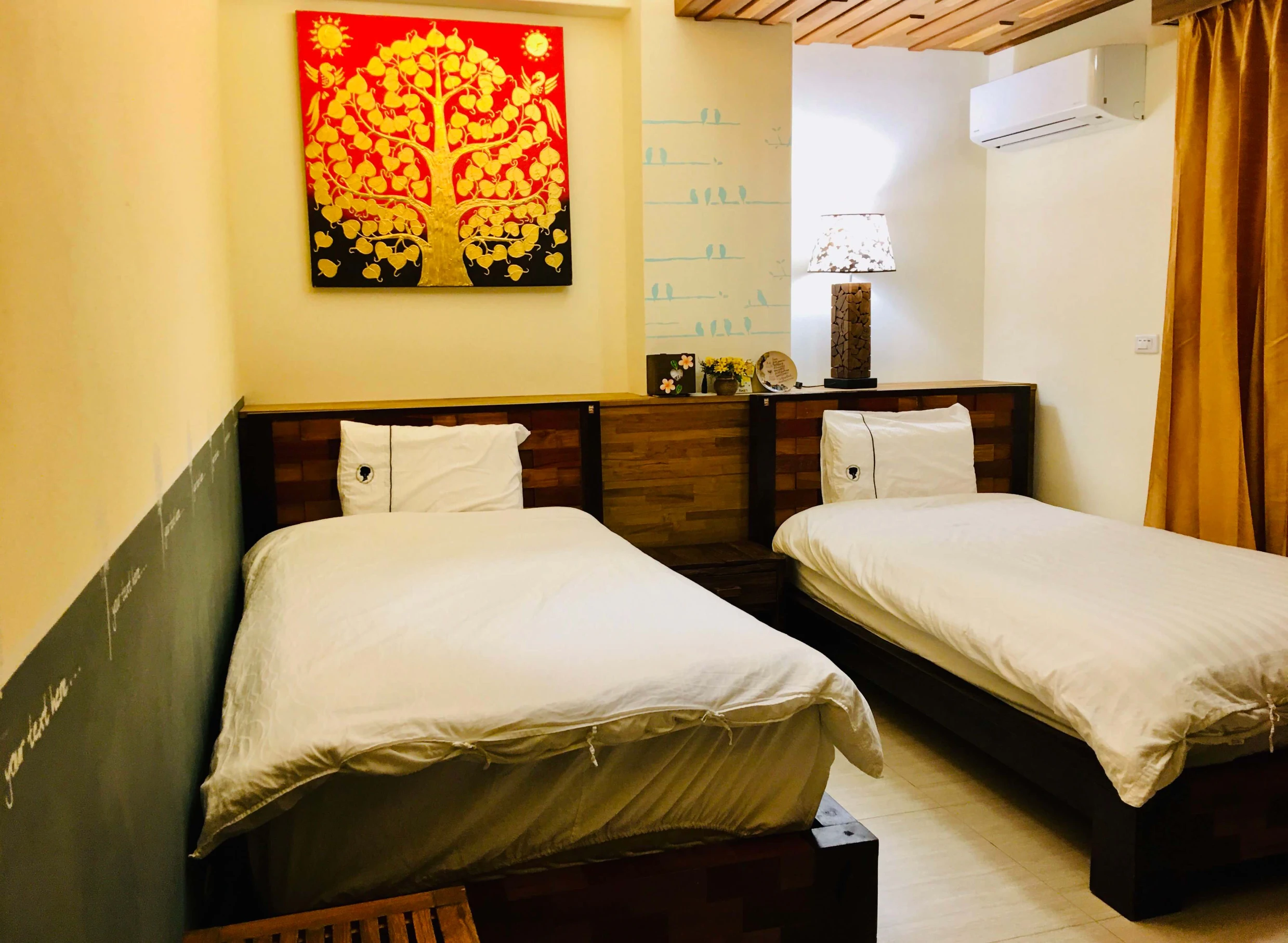 金門老柚木民宿 - 金門特色民宿 標準雙床房 - 空間展示 4：質感手工柚木家具與復刻花磚空間