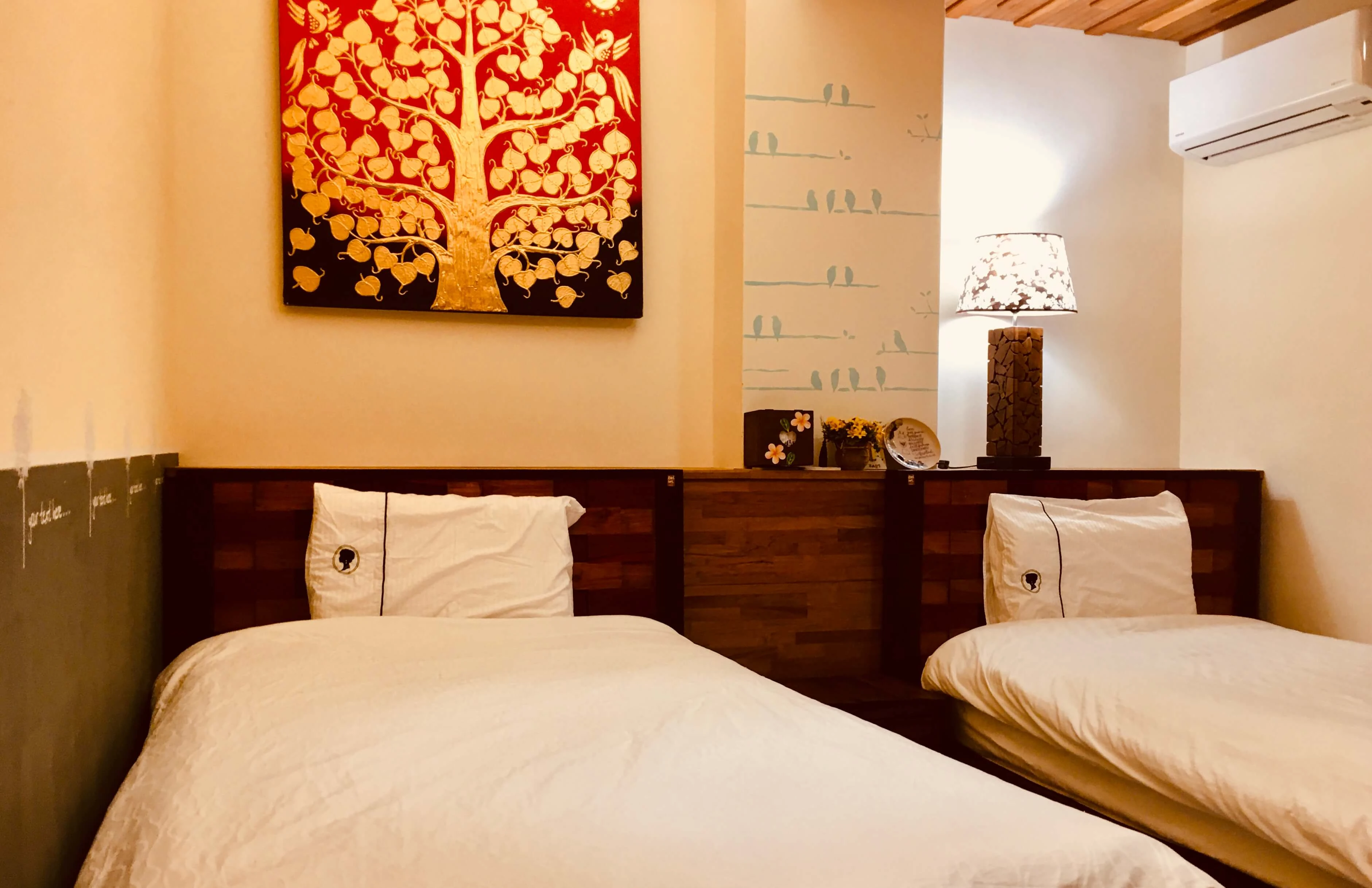 金門老柚木民宿 - 金門特色民宿 標準雙床房 - 空間展示 5：質感手工柚木家具與復刻花磚空間