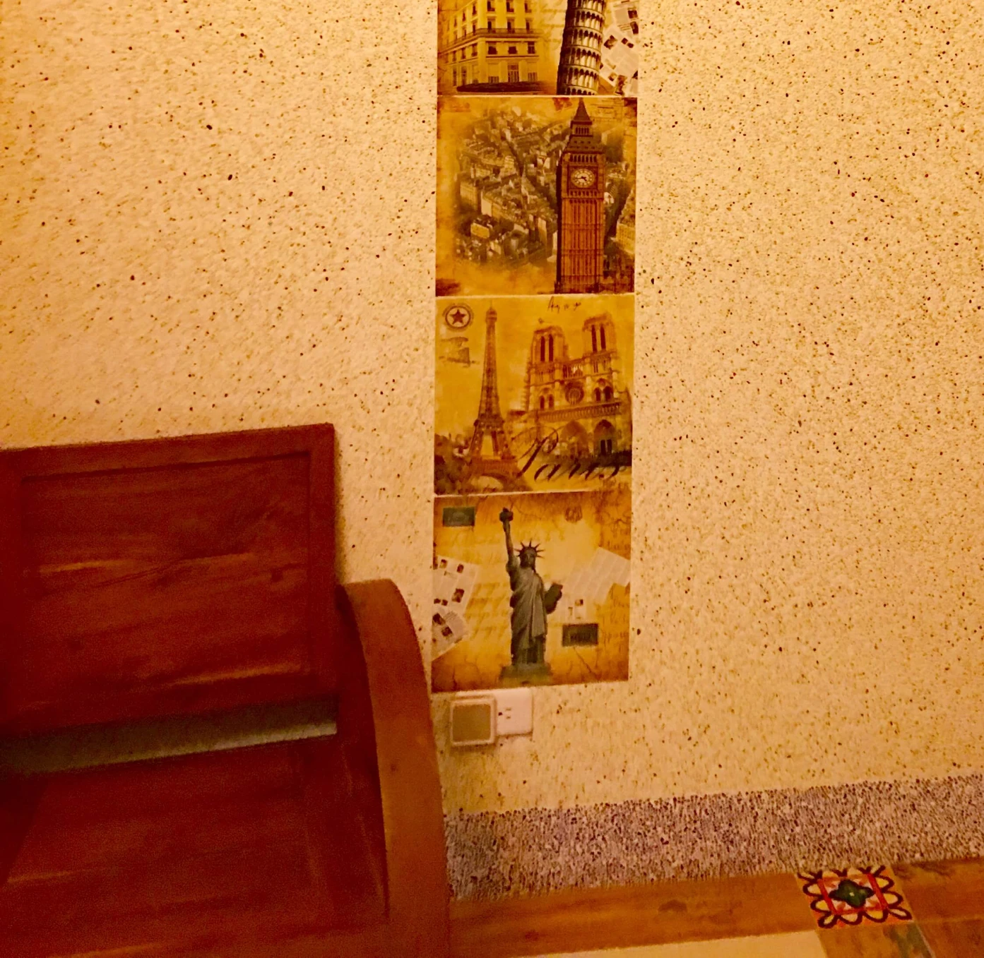 金門老柚木民宿 - 金門包棟民宿推薦 水幕庭院與客房空間 - 2：質感手工柚木家具與復刻花磚空間