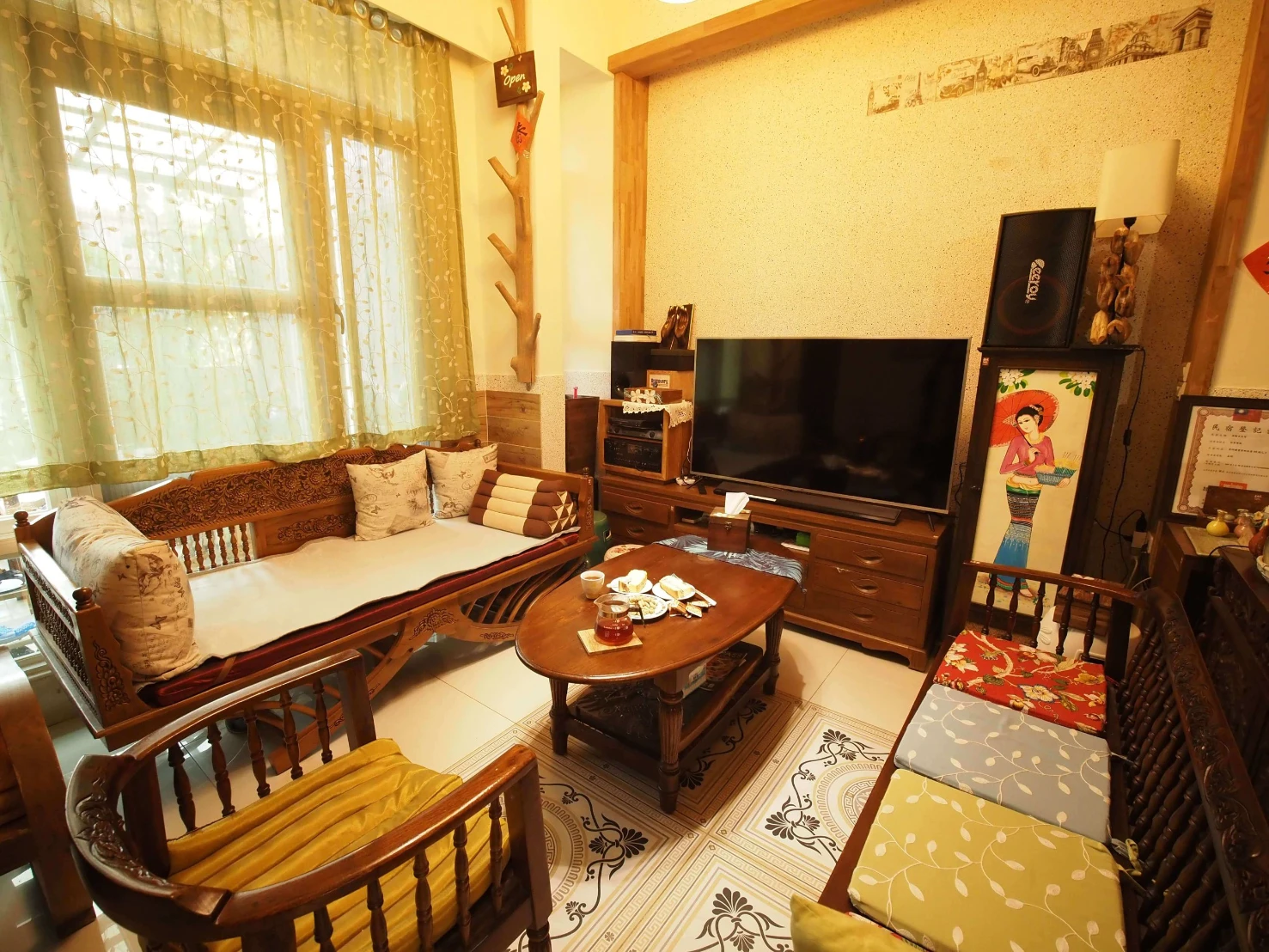 金門老柚木民宿 - 金門包棟民宿推薦 水幕庭院與客房空間 - 4：質感手工柚木家具與復刻花磚空間