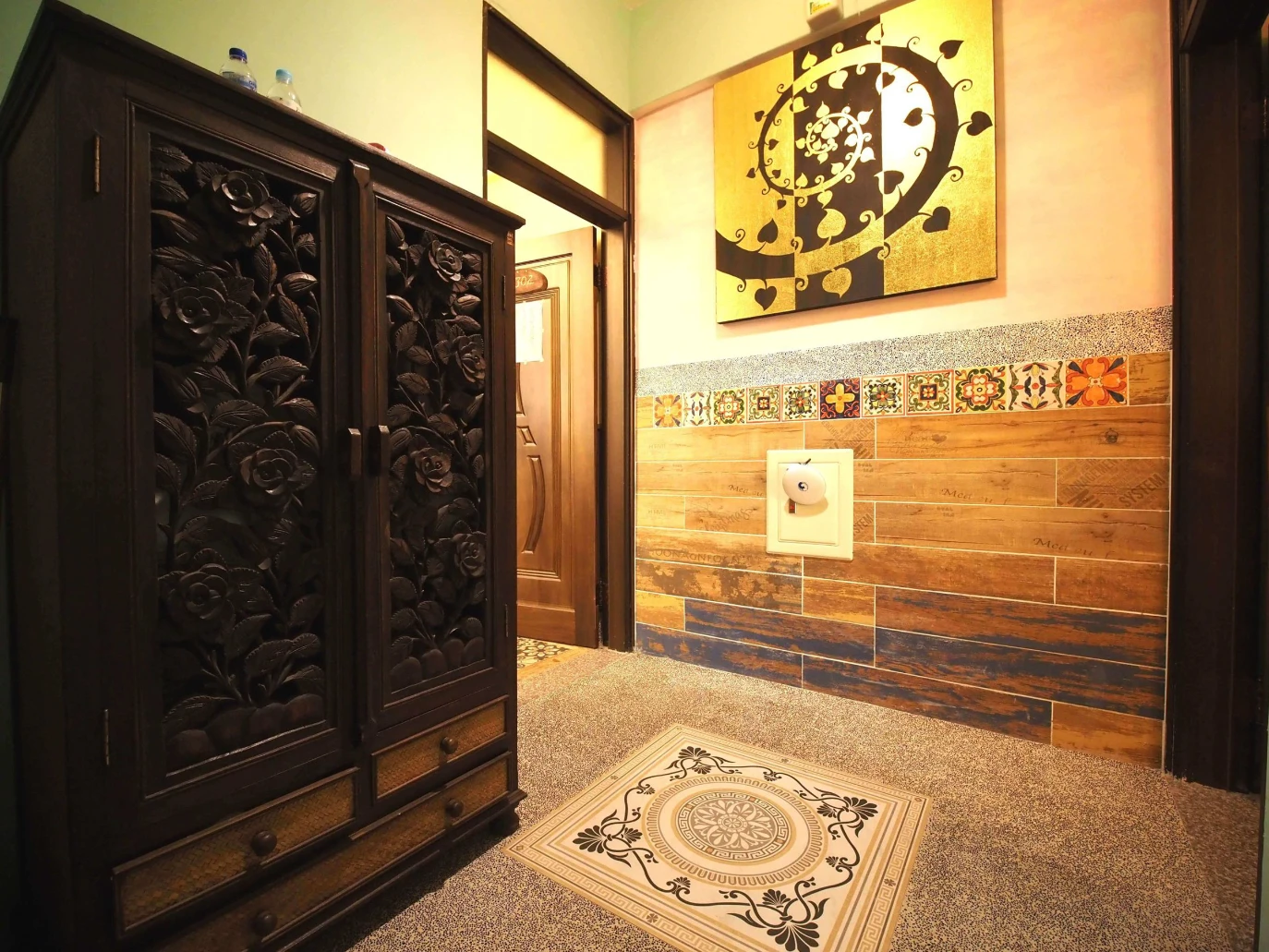 金門老柚木民宿 - 金門包棟民宿推薦 水幕庭院與客房空間 - 5：質感手工柚木家具與復刻花磚空間